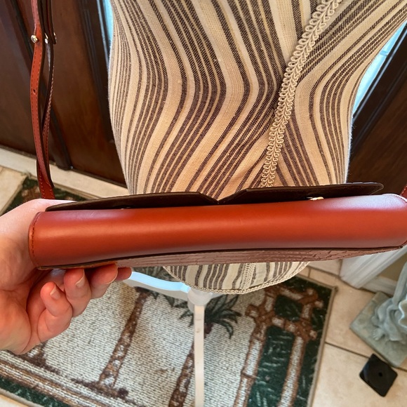 Vince embossed croc leather Carmel crossbody with adjustable strap - Picture 5 of 16